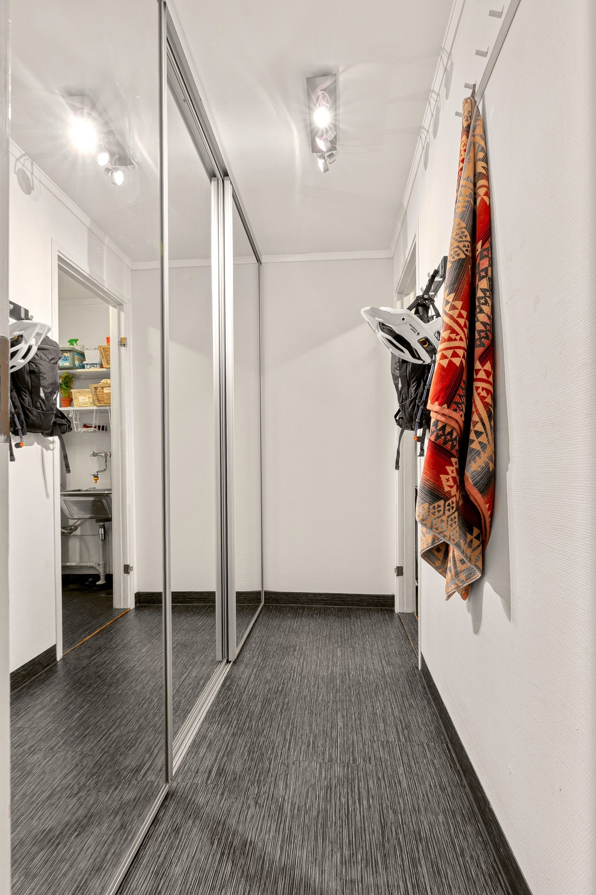 Rommet er innredet med skyvedørsgarderobe. Galleribilde