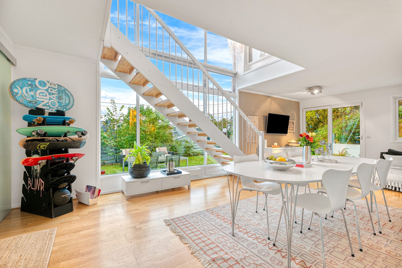 Atriumhusets design gir åpne løsninger og romslige fellesarealer. Galleribilde
