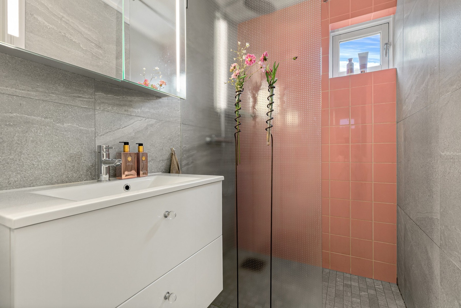Badet i 2. etasje er oppgradert i 2017 og har et moderne uttrykk med flislagte vegger og gulv. Galleribilde