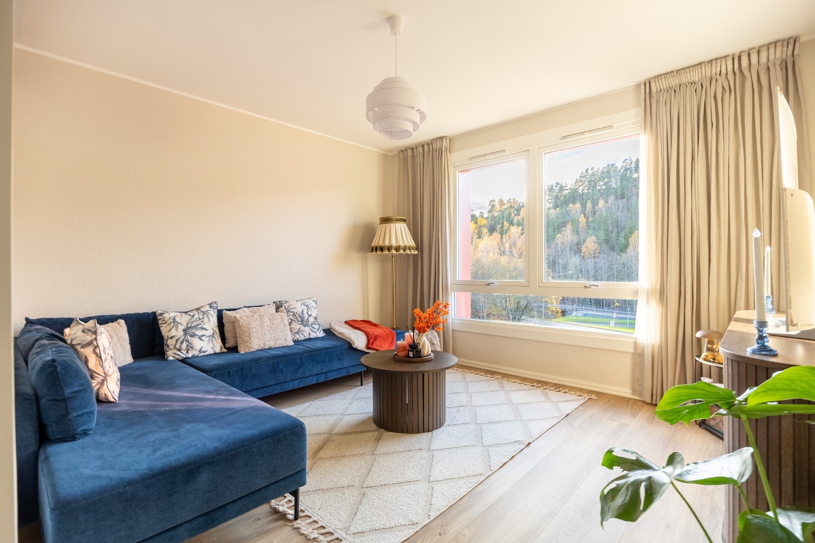 Stuen er lys og innbydende med flere møbleringsmuligheter. Galleribilde