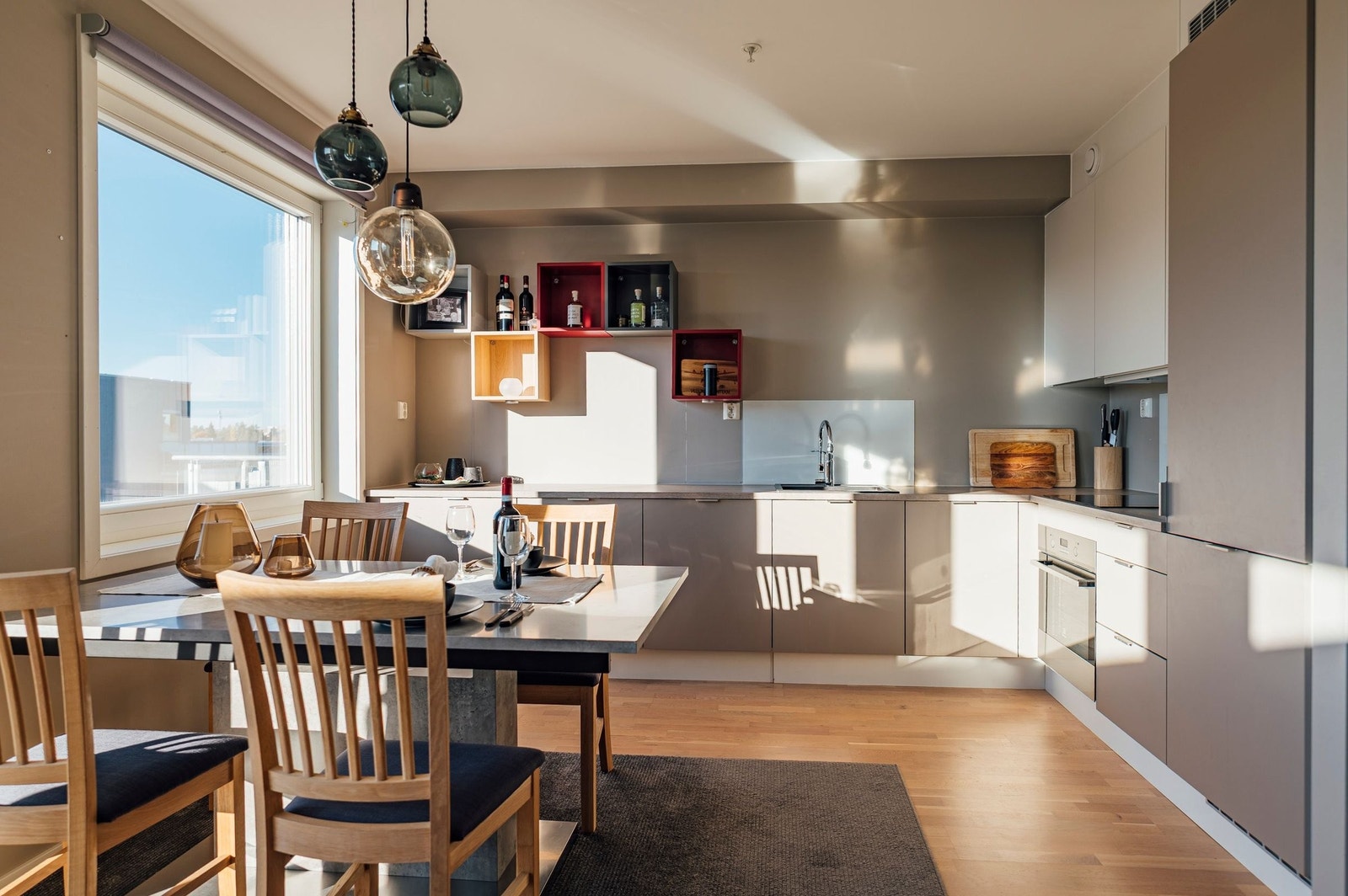 Stort kjøkken med god benkeplass Galleribilde