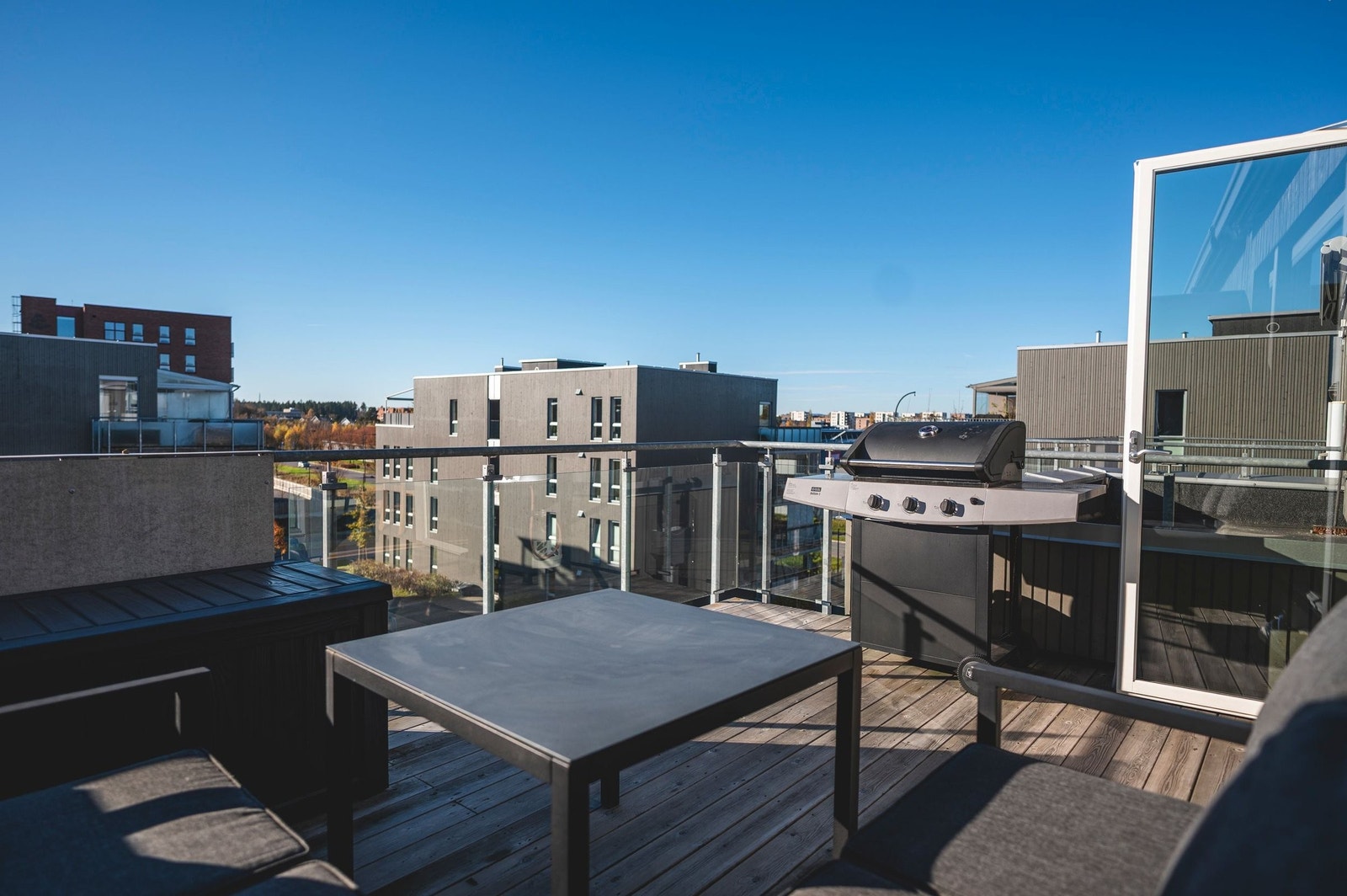 God plass på balkongen til både sittegruppe og grill Galleribilde