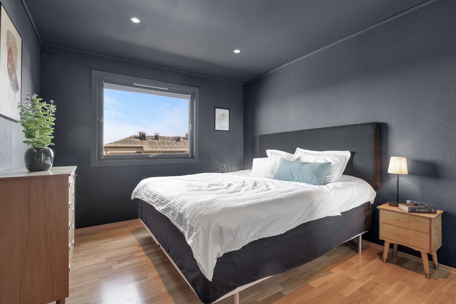 Stort hovedsoverom på 11,8 kvm med behagelige fargevalg og fin utsikt. Galleribilde
