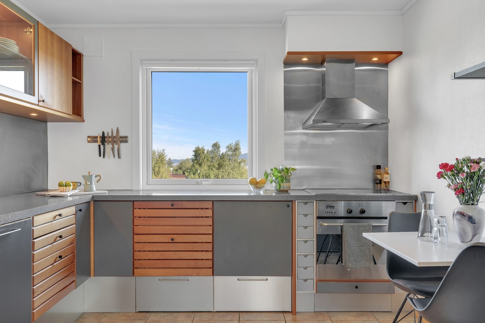 Kjøkkenet har godt belyste arbeidsflater og flott utsikt ved benken. Galleribilde