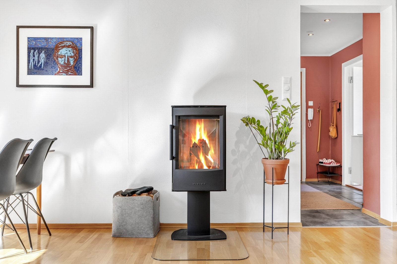 En moderne vedovn gir lun varme og god stemning på stuen. Pipeløpet ble rehabilitert i 2023. Galleribilde