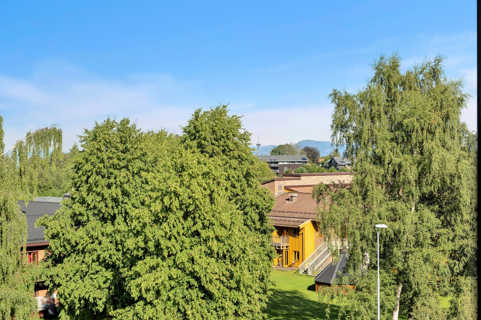 Hver andelseier har rett til én fast nummerert parkeringsplass med strømuttak for motorvarmer. Galleribilde