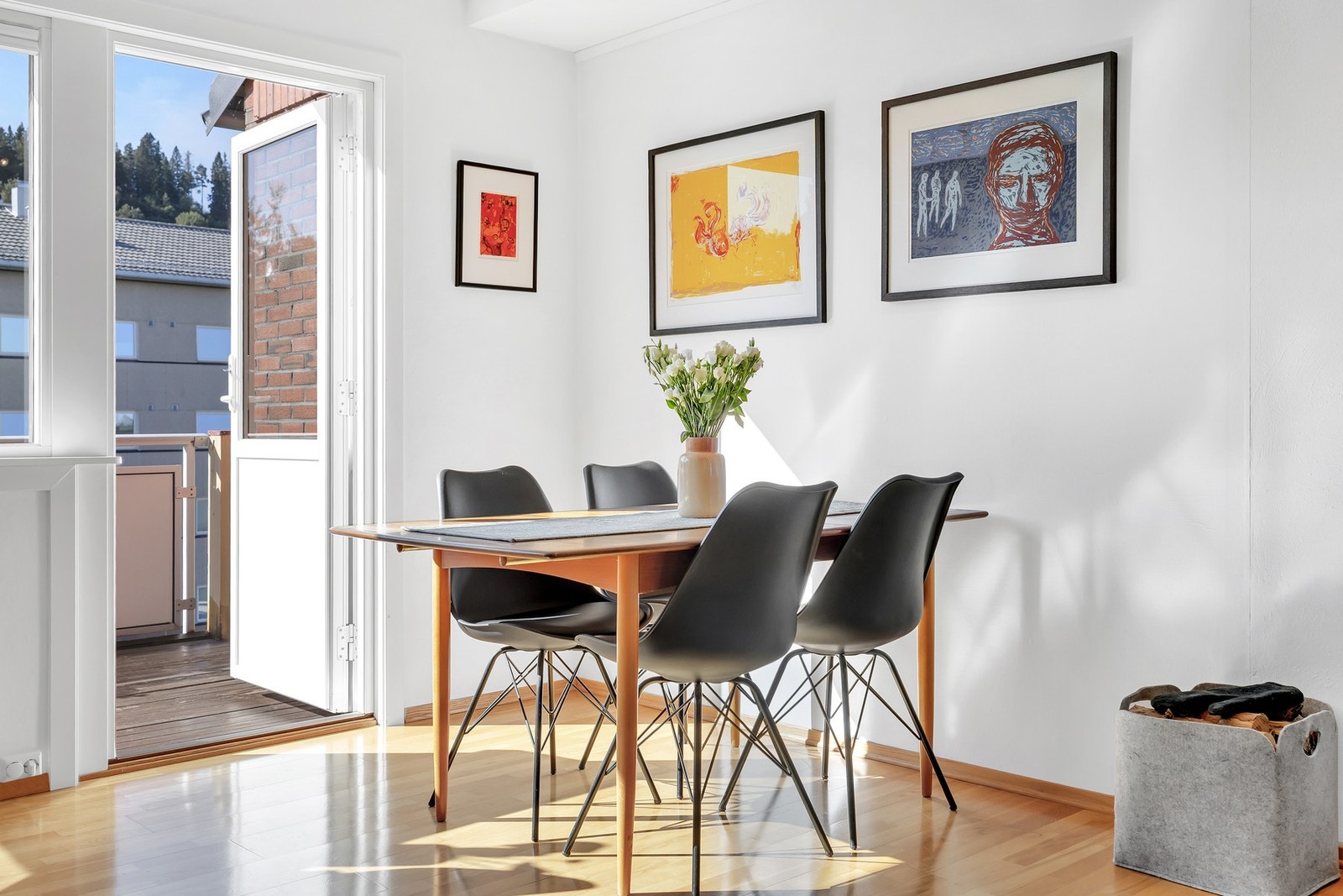 Koselig spisestue med fin plassering foran de store vindusflatene. Galleribilde