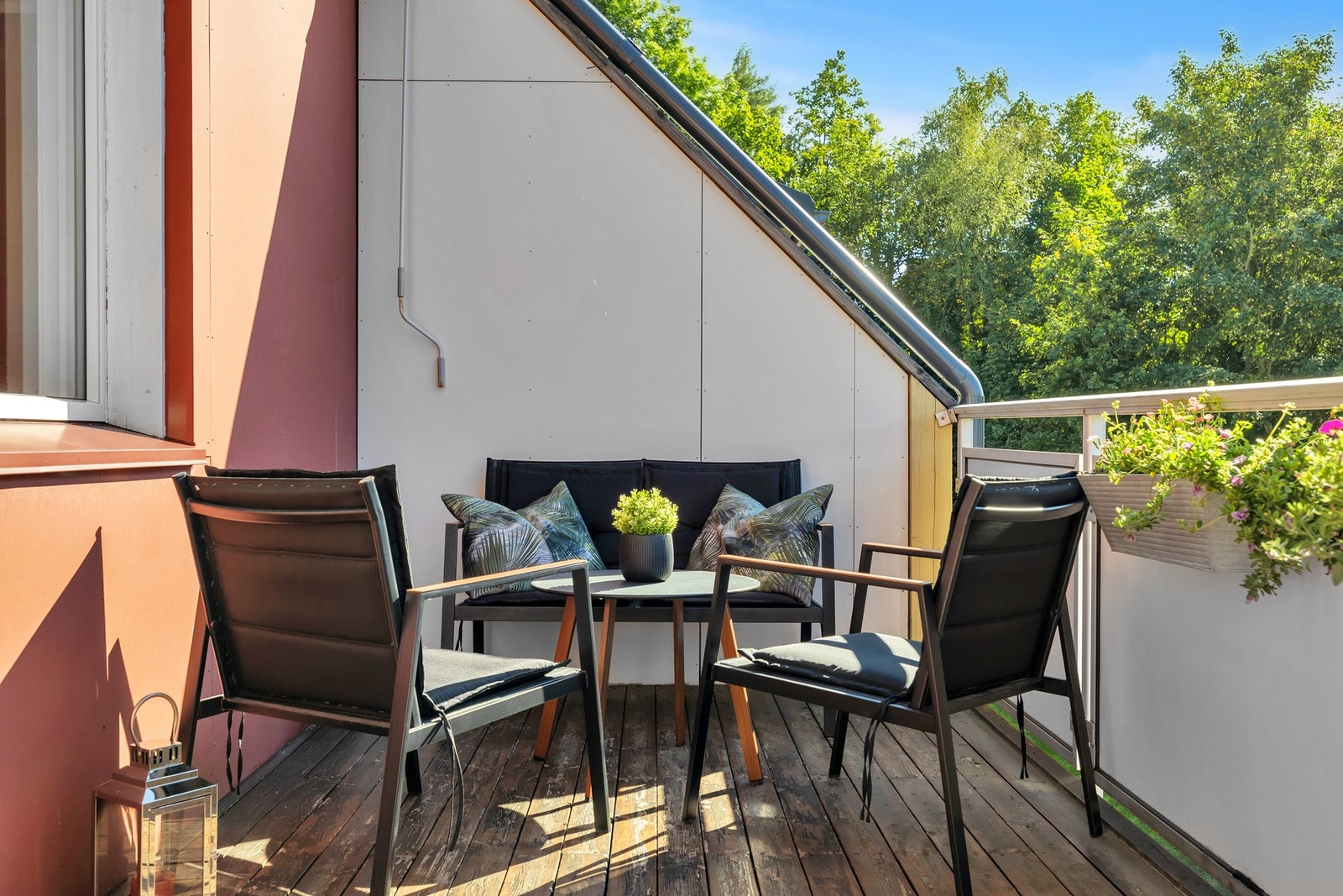 Balkongen har god plass til sittegruppe og grill. Galleribilde