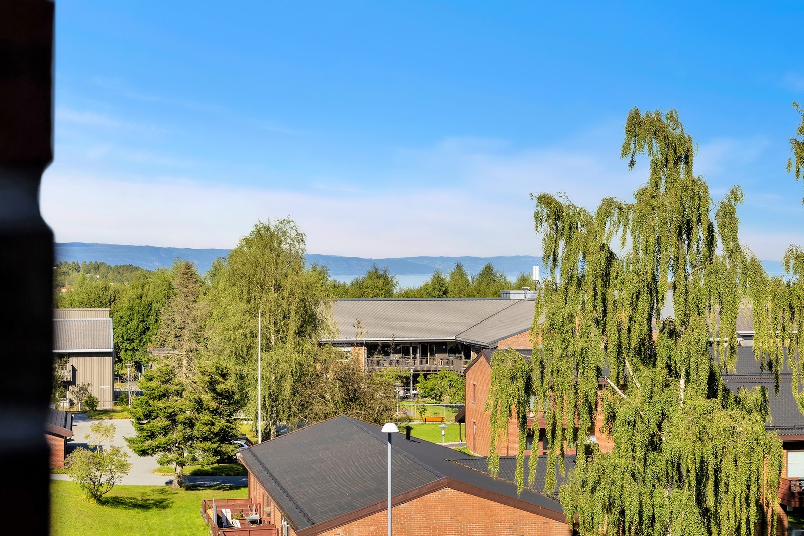 Fra leiligheten er det flotte utsiktsforhold helt til fjorden. Galleribilde