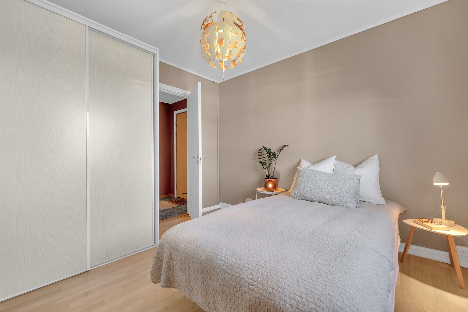 Klesoppbevaring i garderobeskap. Galleribilde