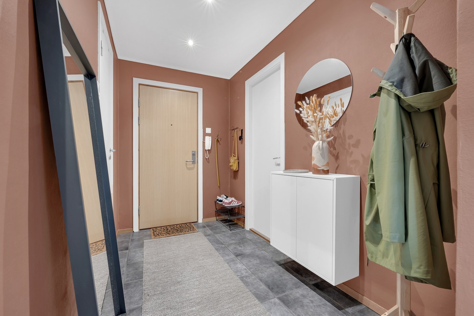 Leiligheten har også god lagringsplass i to boder i kjeller og en på loftet. Galleribilde