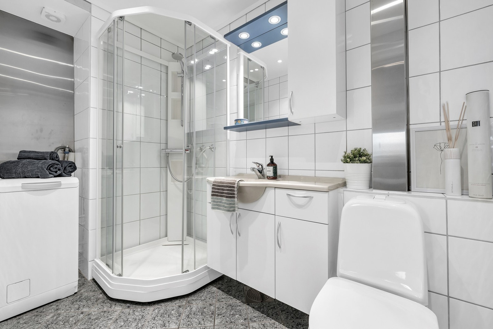 Lyst, flislagt bad med varmekabler i gulvet. Galleribilde