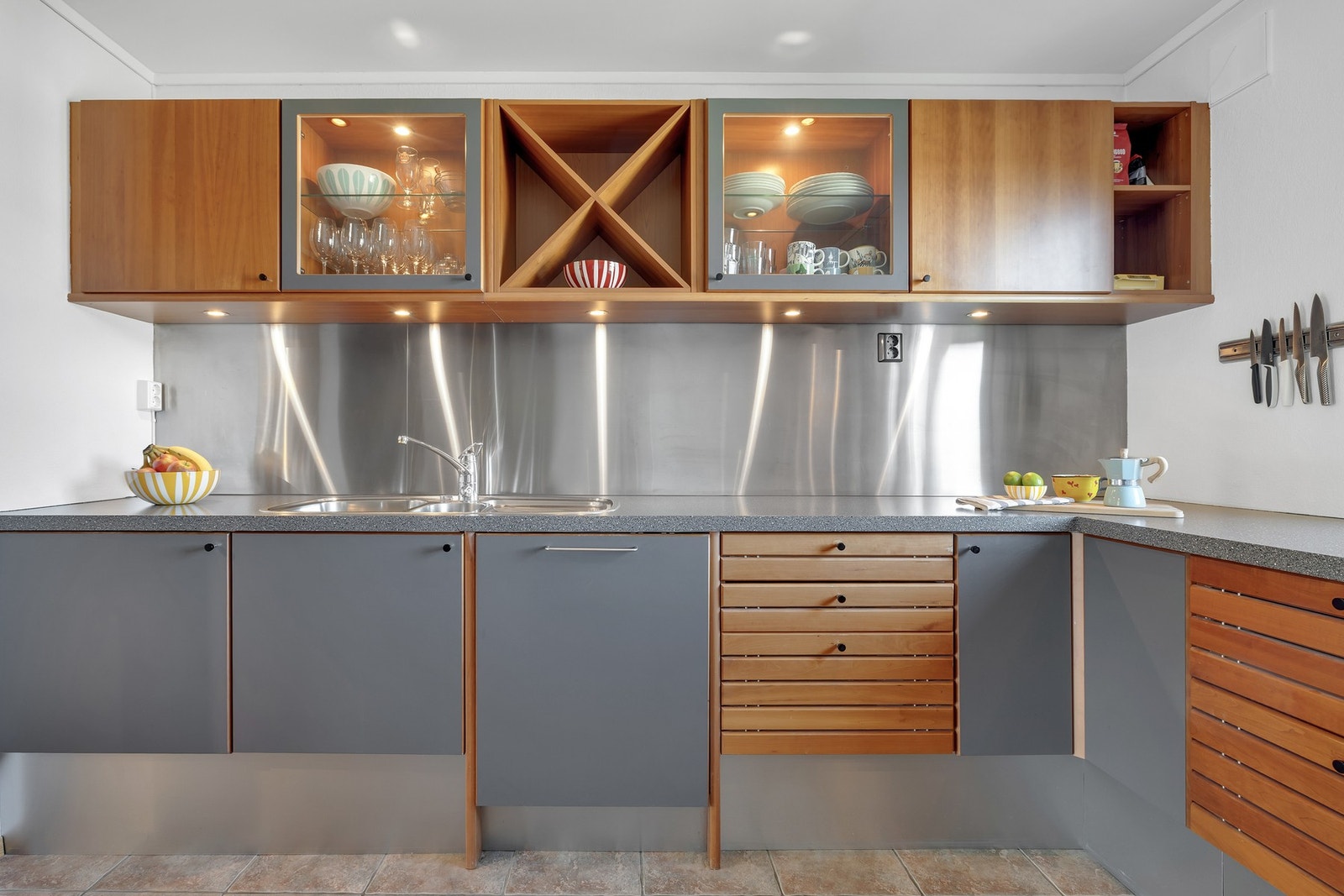 Unik kjøkkeninnredning med belysning og moderne detaljer i stål og tre. Oppvaskmaskinen ble skiftet i juli 2025. Galleribilde
