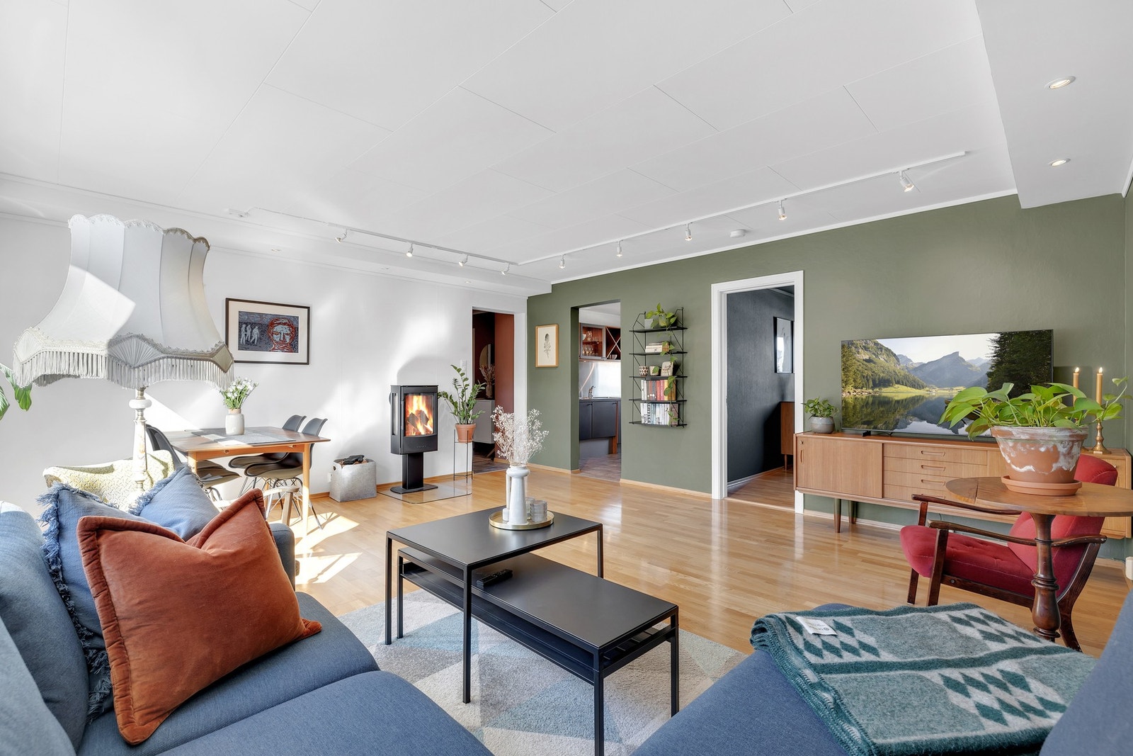 Stuen er 27,5 kvm med god plass til å møblere med både stue- og spisestuesone. Galleribilde