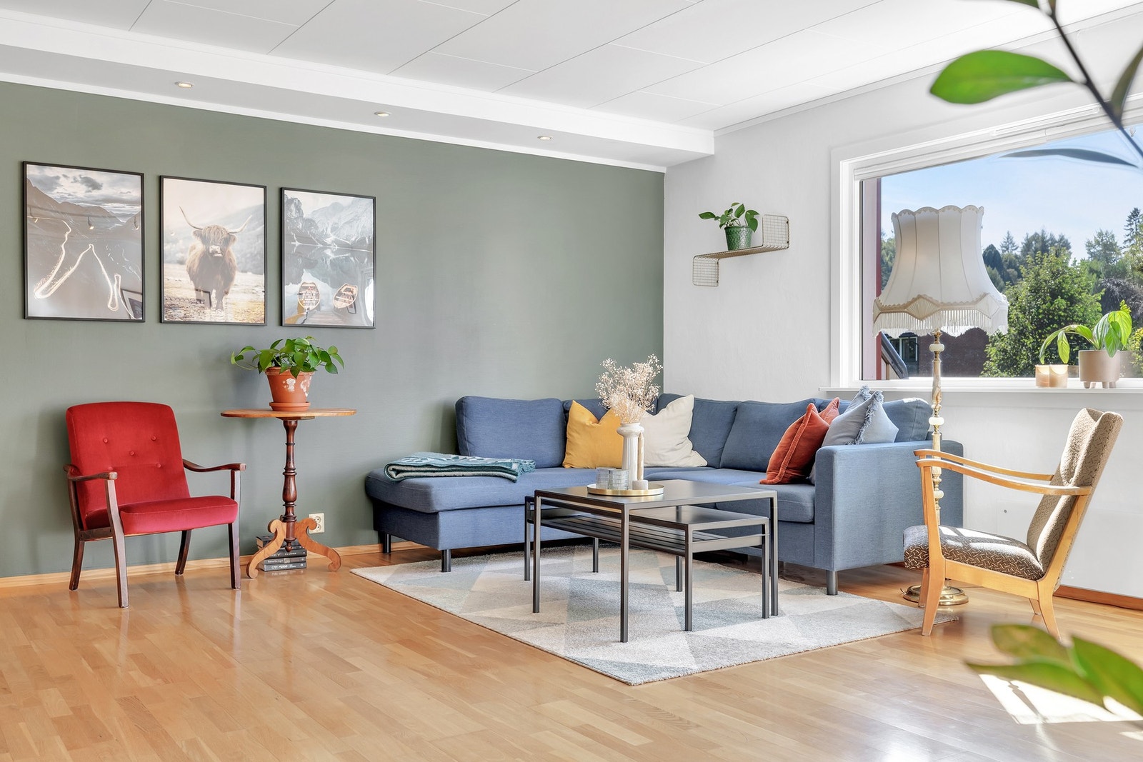 Stuen har parkettgulv og god belysning via downlights og spotskinne. Galleribilde