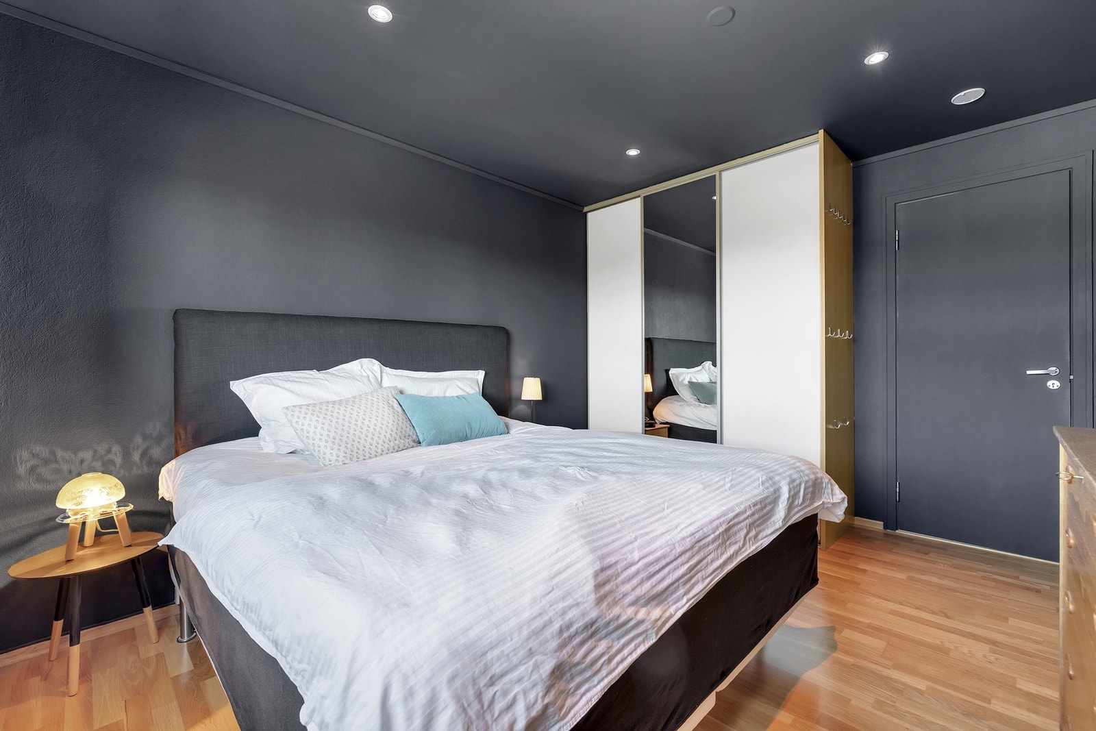 God plass til klesoppbevaring i et stort garderobeskap. Galleribilde