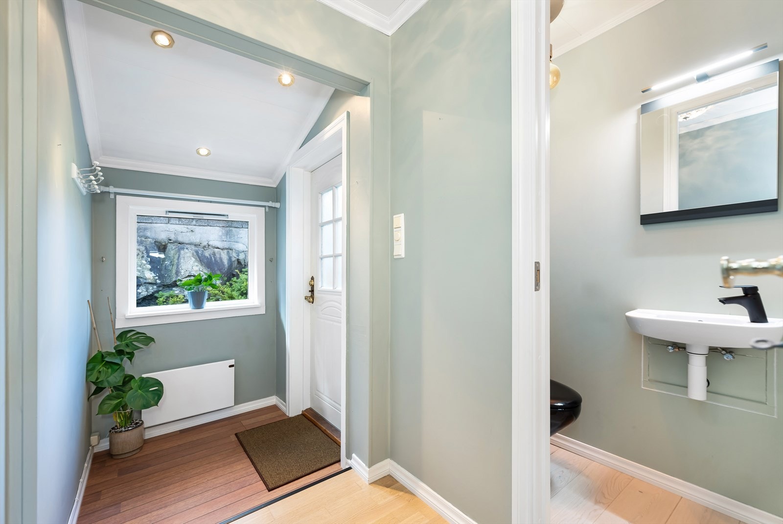 I "entreen" er det god plass for klær og sko. Galleribilde