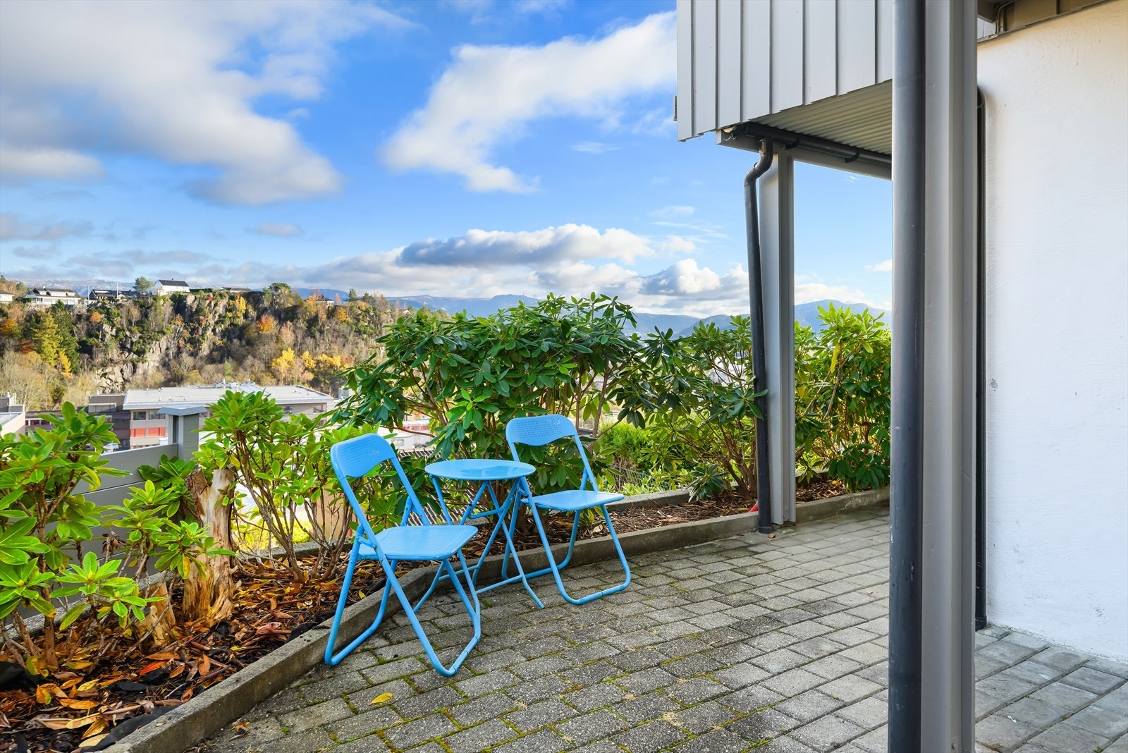 Uteområdet er pent opparbeidet og beplantet. Galleribilde