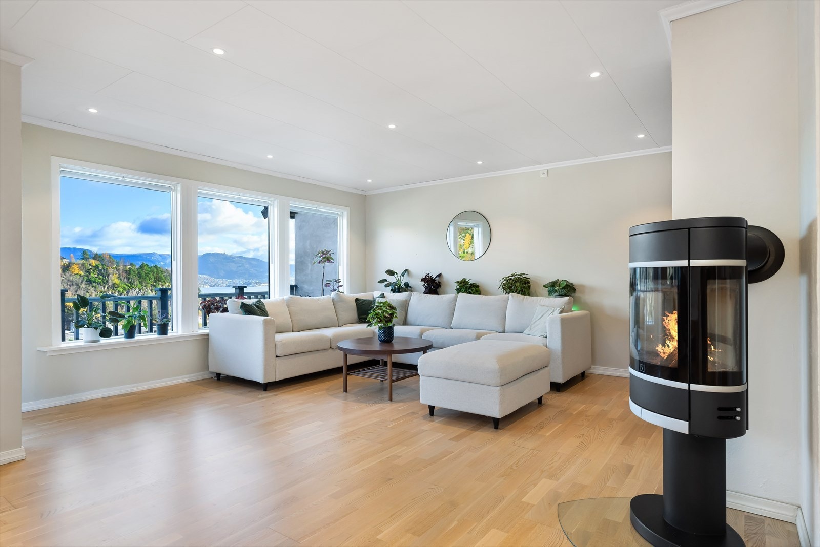 Her er det store vindusflater, rikelig med naturlig lysinnslipp og en nydelig utsikt. Galleribilde