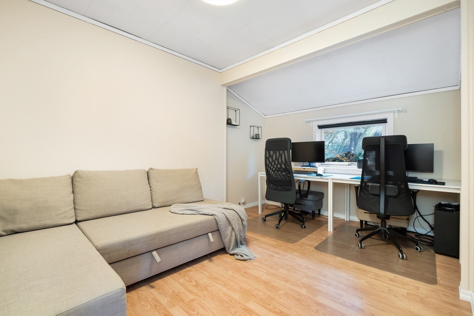 Også denne etasjen er det et stort soverom. Arealet er over 11 kvm. og har inngang fra stuen. Galleribilde