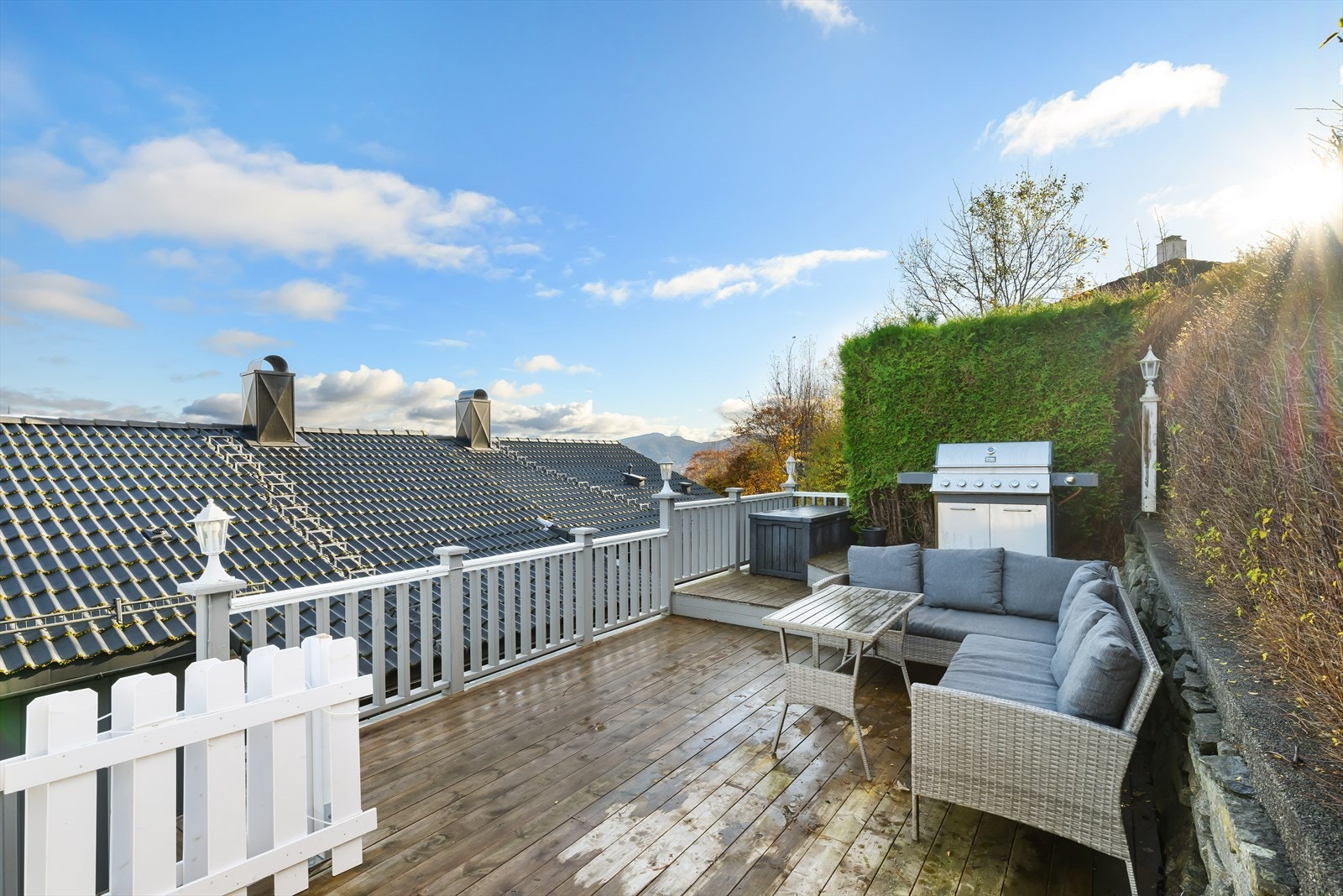 Terrassen vest for boligen er godt skjermet. Galleribilde