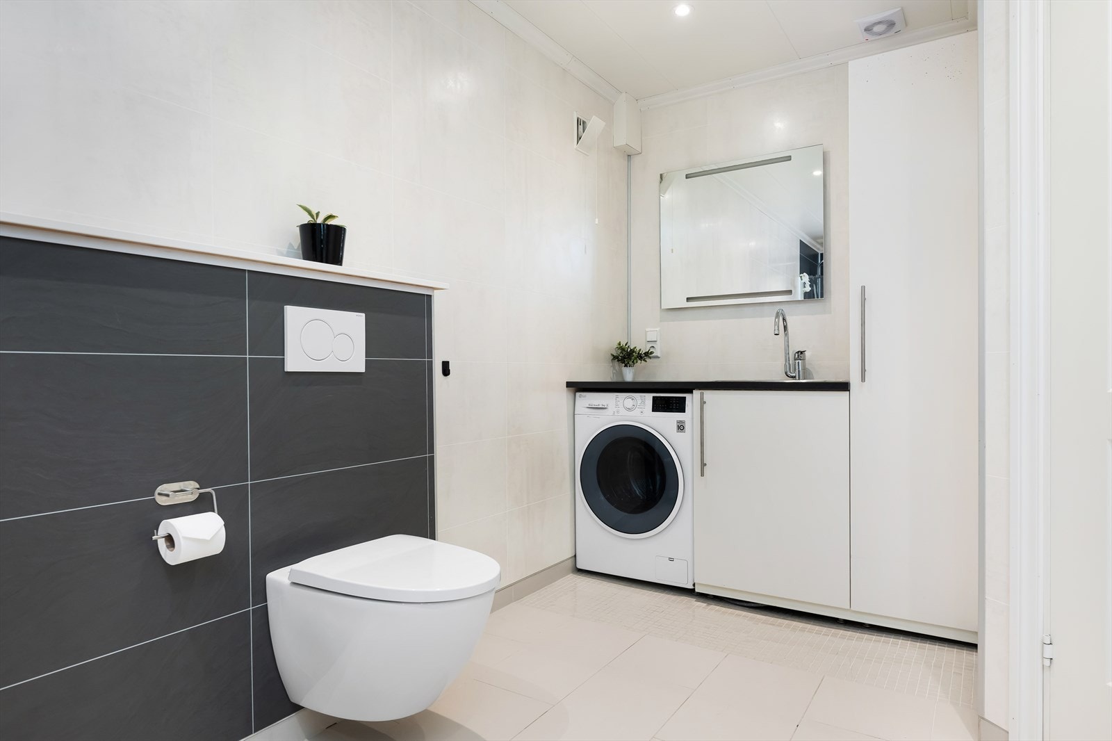 "Vaskerommet" er praktisk innredet med benkeplate høyskap og underskap. Vaskemaskinen er integrert i innredningen. Galleribilde