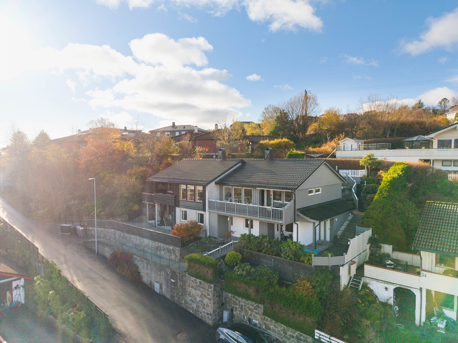 Særdeles sentral beliggenhet. Eiendommen er østvendt og skrånende mot øst. Galleribilde