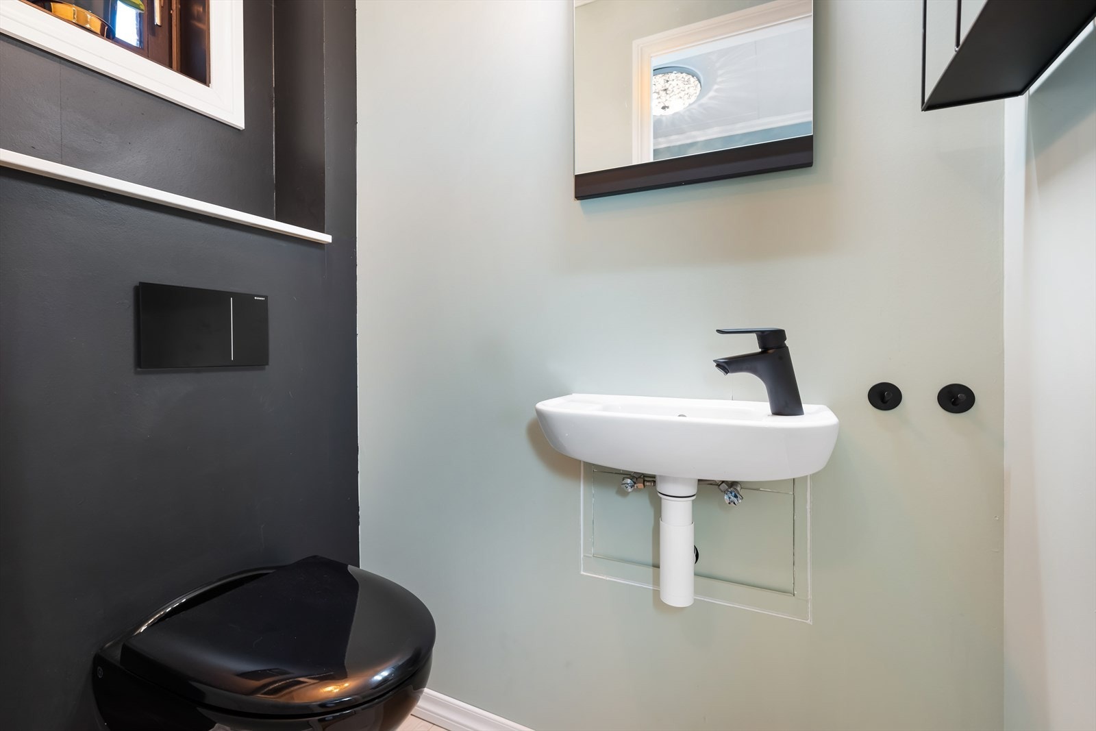 Det er også et toalettrom i andre etasje. Rommet er praktisk plassert like ved inngangsdøren. Galleribilde