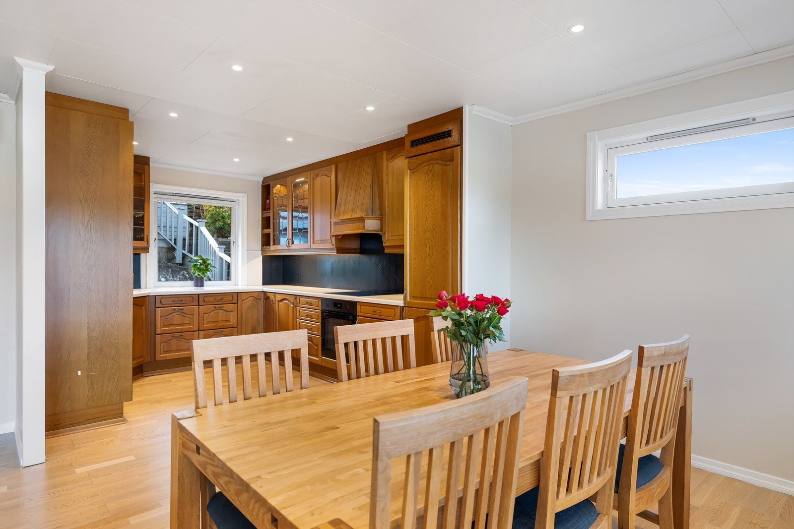 Selve kjøkkenet er godt skjult fra stuedelen, men har likevel gode vindusflater og godt med naturlig lysinnslipp. Galleribilde