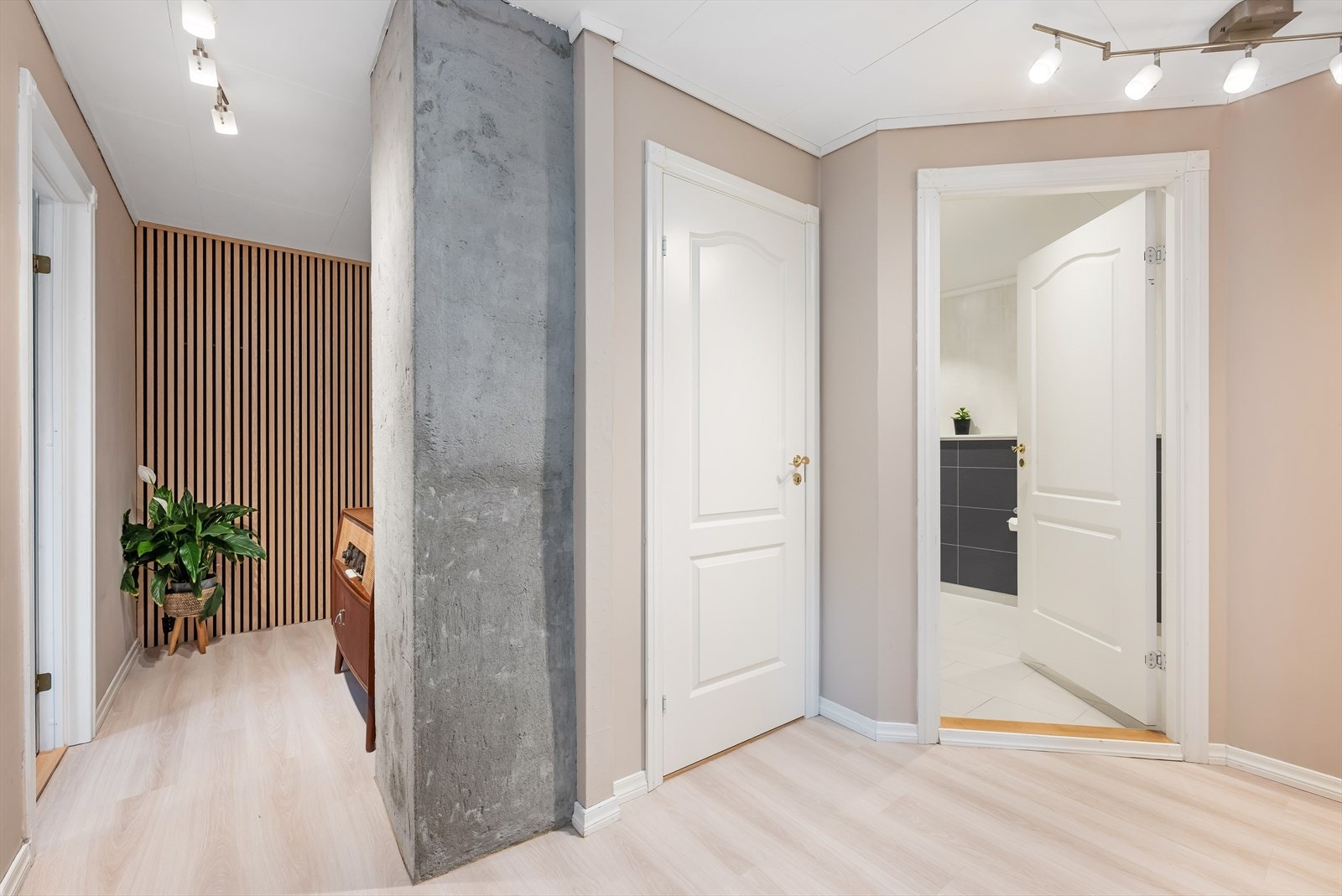 Hallen strekker seg fra gangen og til trapperommet til andre etasje. Galleribilde