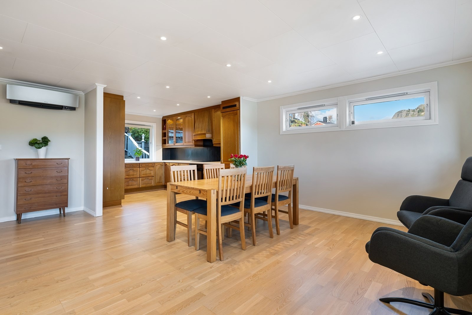 På vei mot kjøkkenet finner en spisestuen. Her er det god plass til de store besøkene om dette er ønskelig. Galleribilde