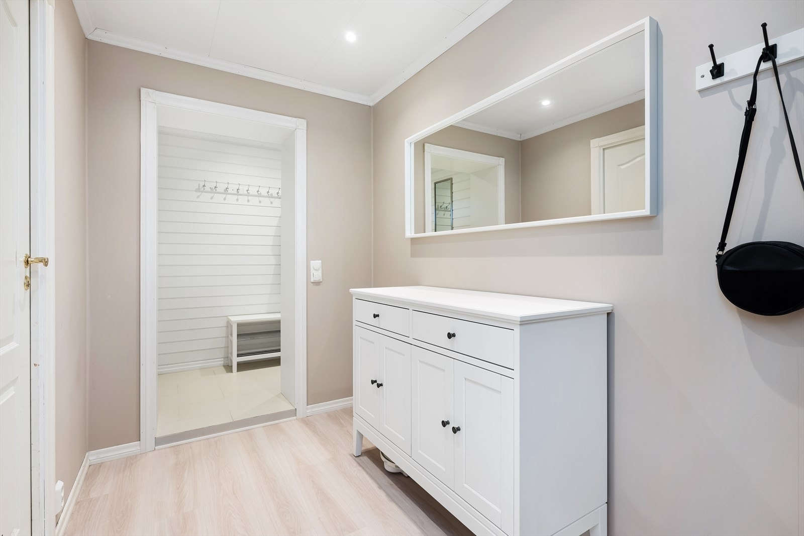 Rommet er naturlig delt mellom gang og entre. Galleribilde