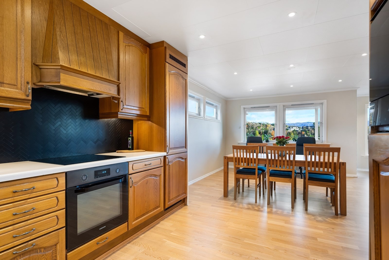 Hvitevarene er integrerte og medfølger. Galleribilde