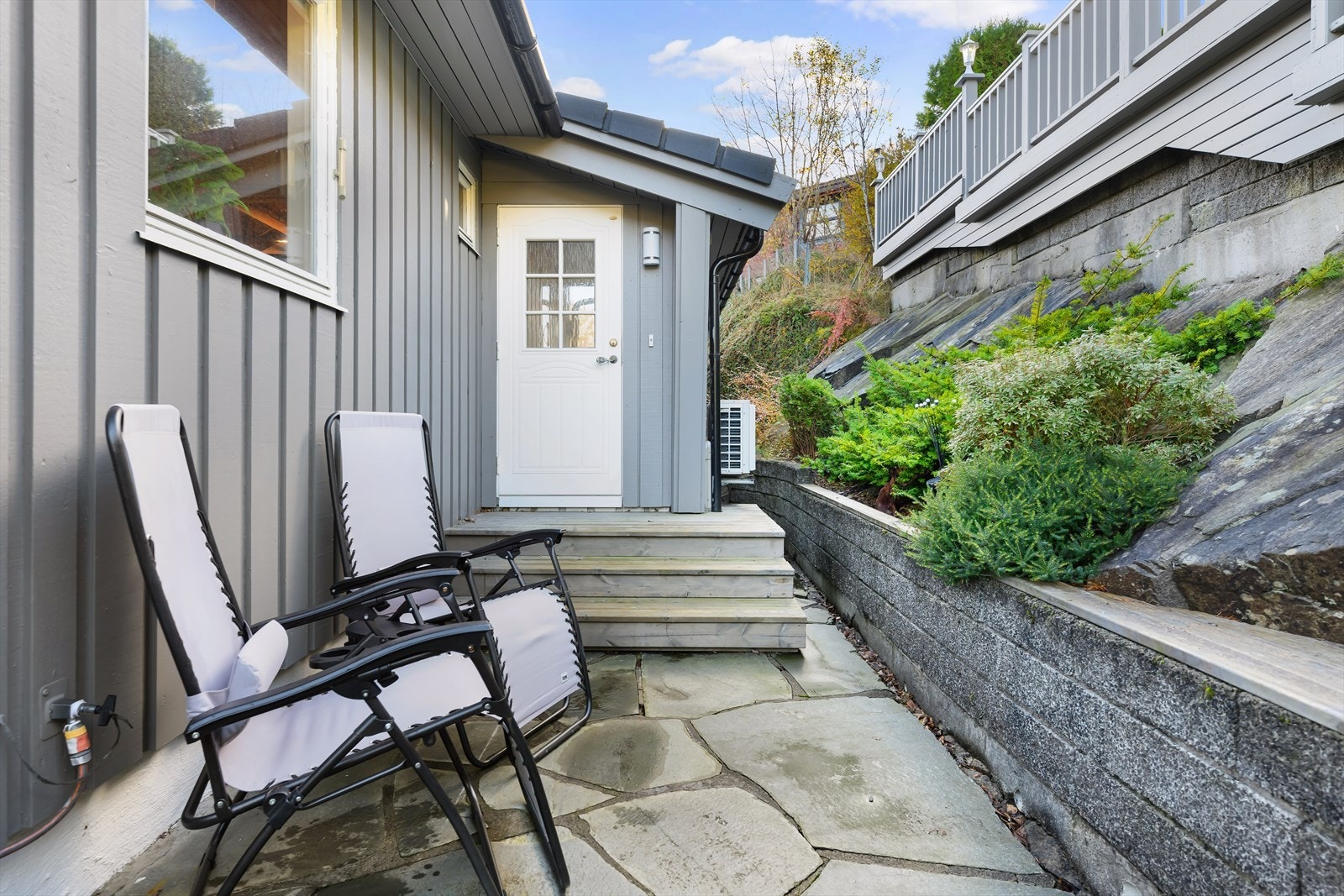 Tidligere var boligens inngangparti i andre etasje. Ytterdøren er beholdt og fungerer i dag som en gjesteinngang. Galleribilde