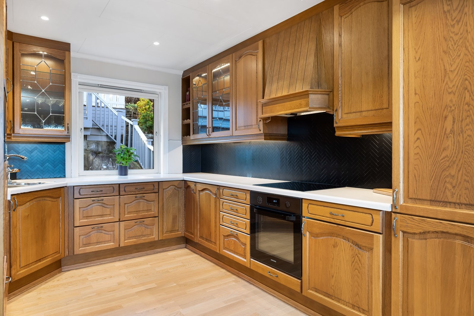 Innredningen i heltre eik har rikelig med både benkeplass og oppbevaringsplass. Galleribilde