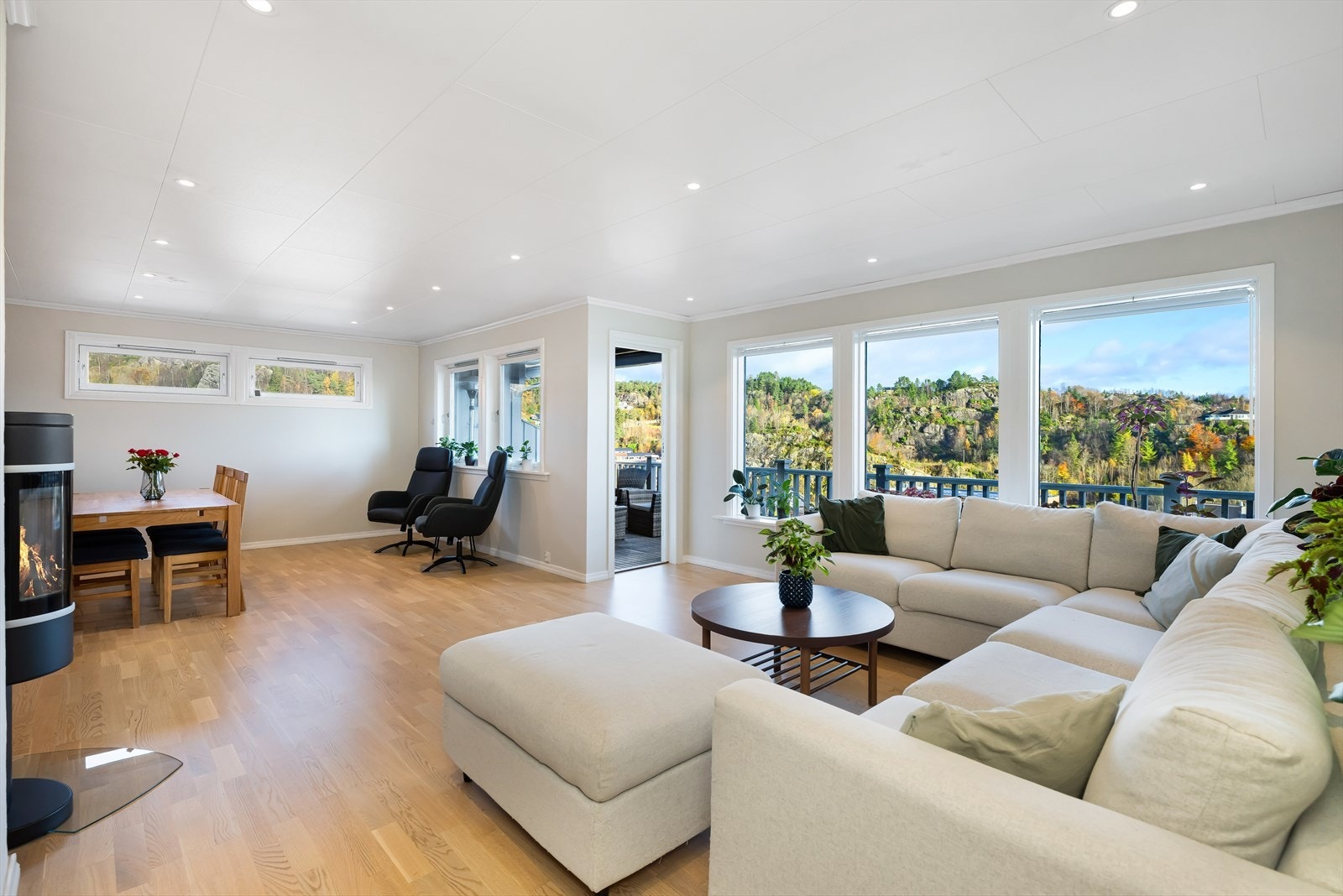 Ved peisovnen, og døren til den store altanen, har godstolene sin naturlige plass. Galleribilde