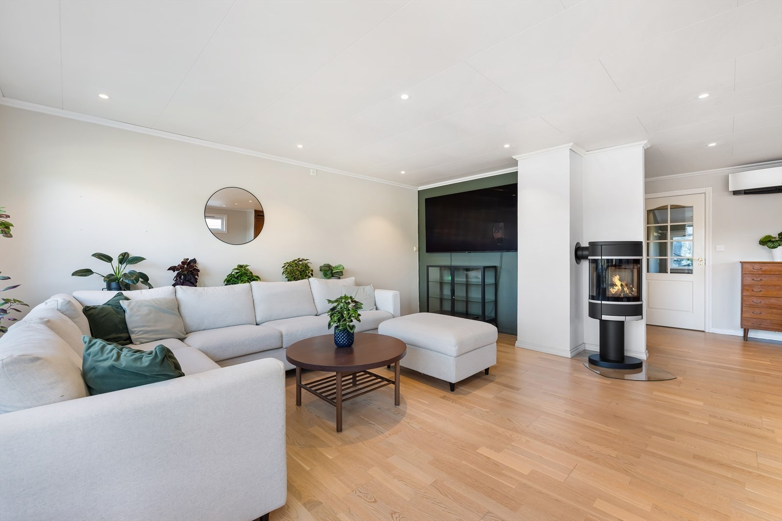 Ved de store vinduene, med utsikt Bergen by, har sofagruppen sin plass. Stort og luftig med Tv'en plassert på vegg mot trapperommet. Galleribilde