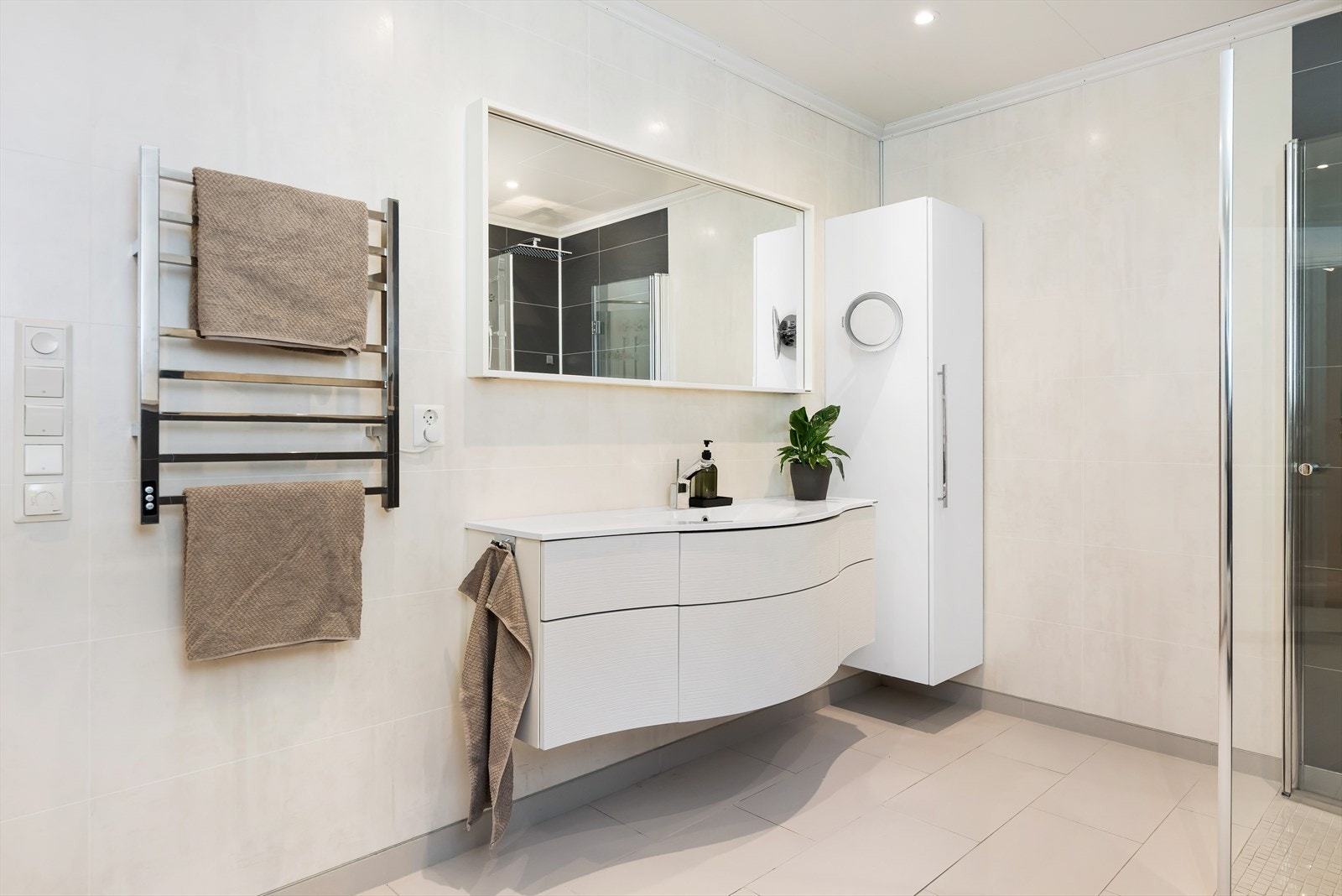 Badet er av virkelig god størrelse, nesten 11 kvm og var nytt i 2015. Galleribilde