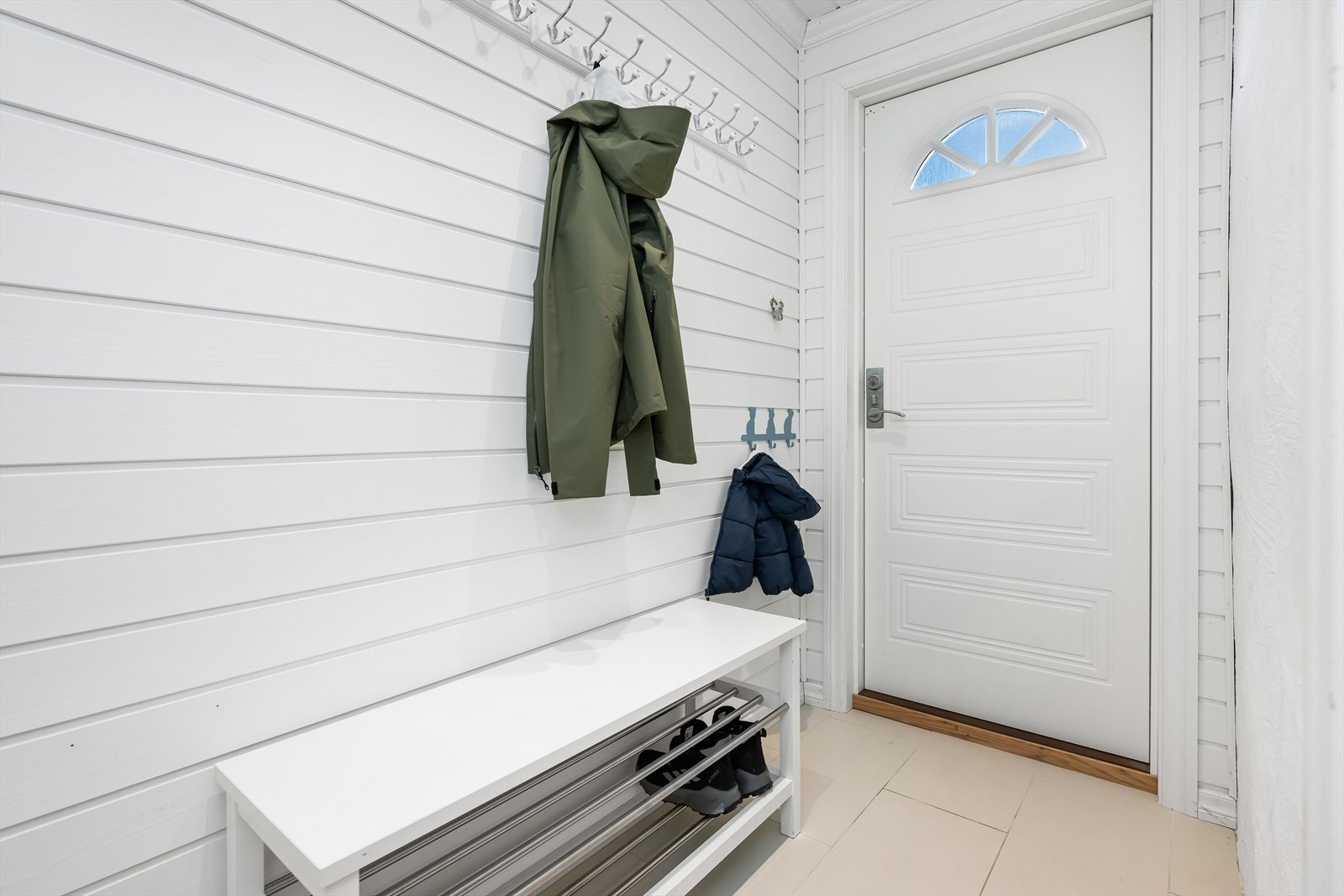 Fra det skjermede inngangspartiet kommer en inn i boligen entre/gang i første etasje. Galleribilde