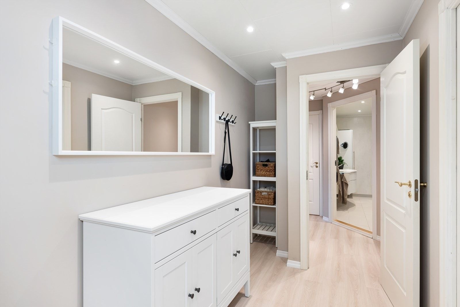 Et praktisk rom med god plass for klær og sko. Galleribilde