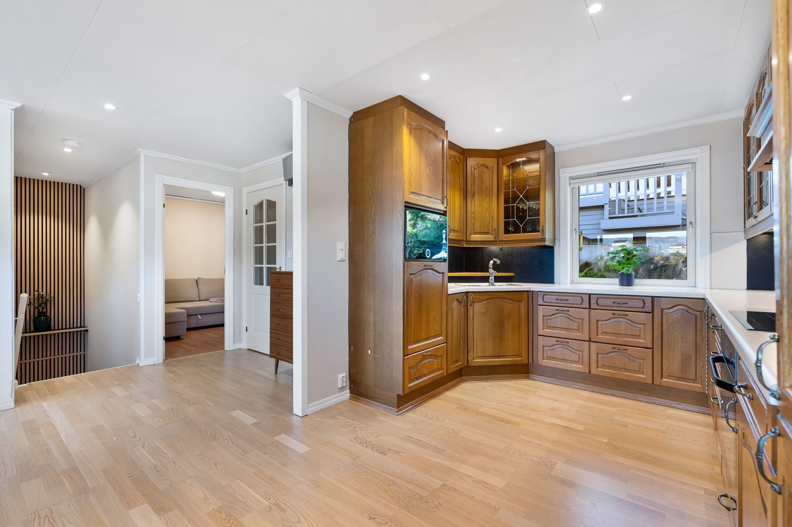 Som oppvarmingskilde i rommet er det en "luft-til-luft" varmepumpe, men det er også en peisovn om det skulle bli ekstra kaldt. Galleribilde