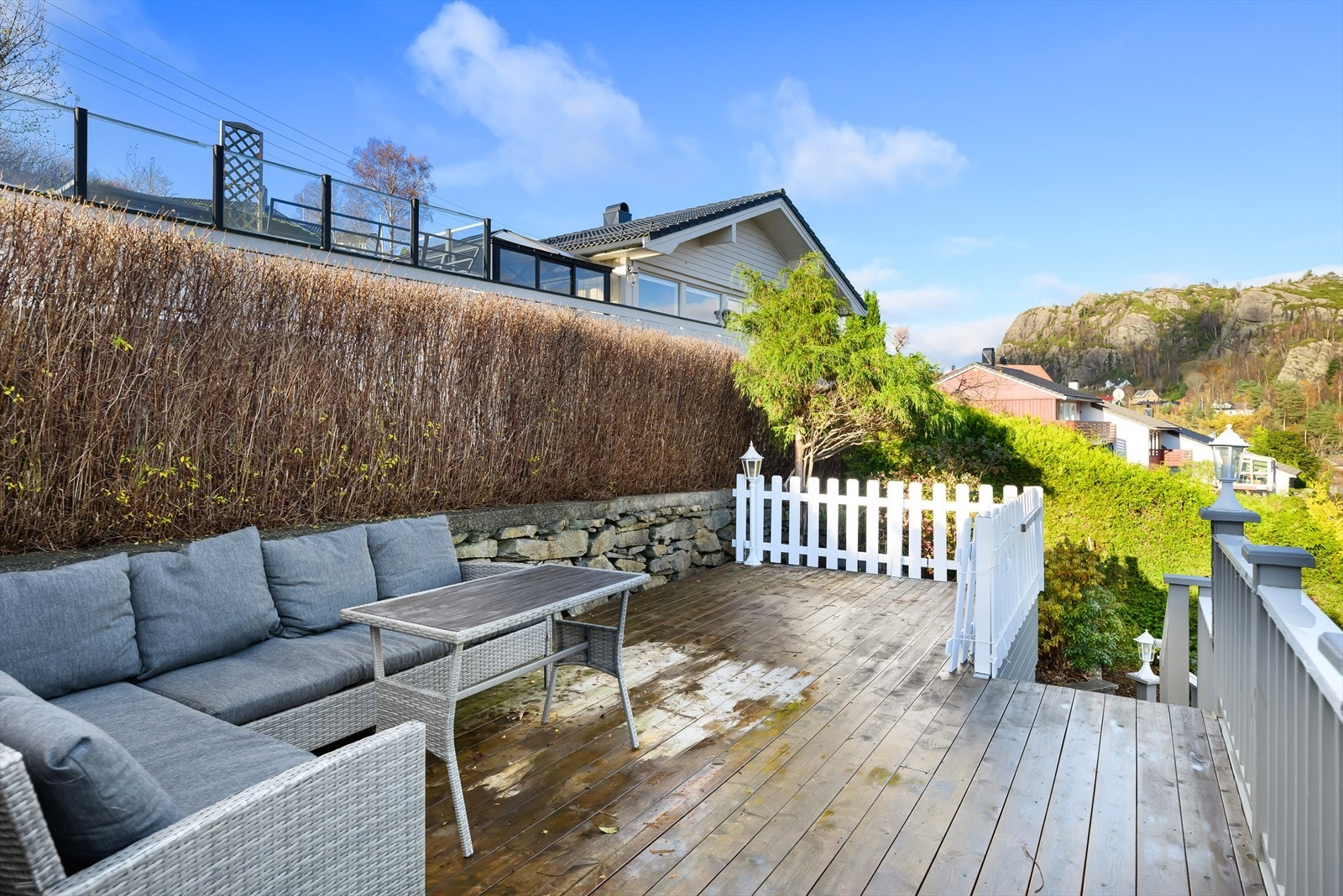 Uteområdene er pent opparbeidet og beplantet. Galleribilde