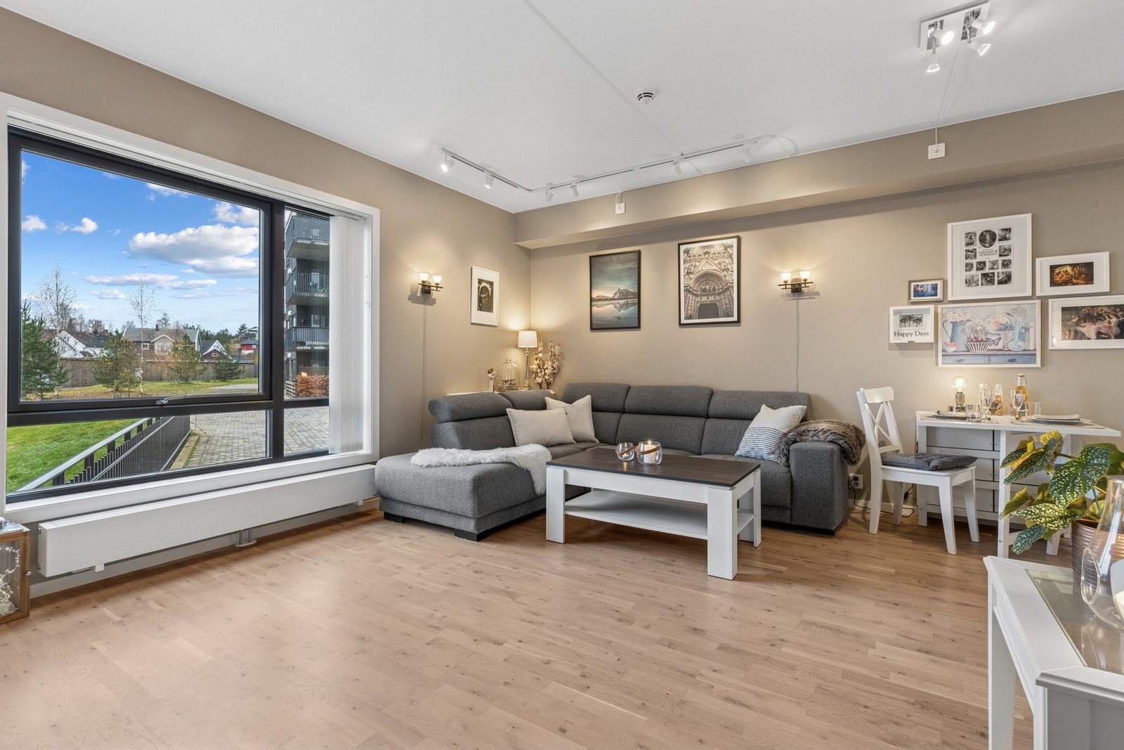 Med store vindusflater får du inn mye dagslys. Galleribilde