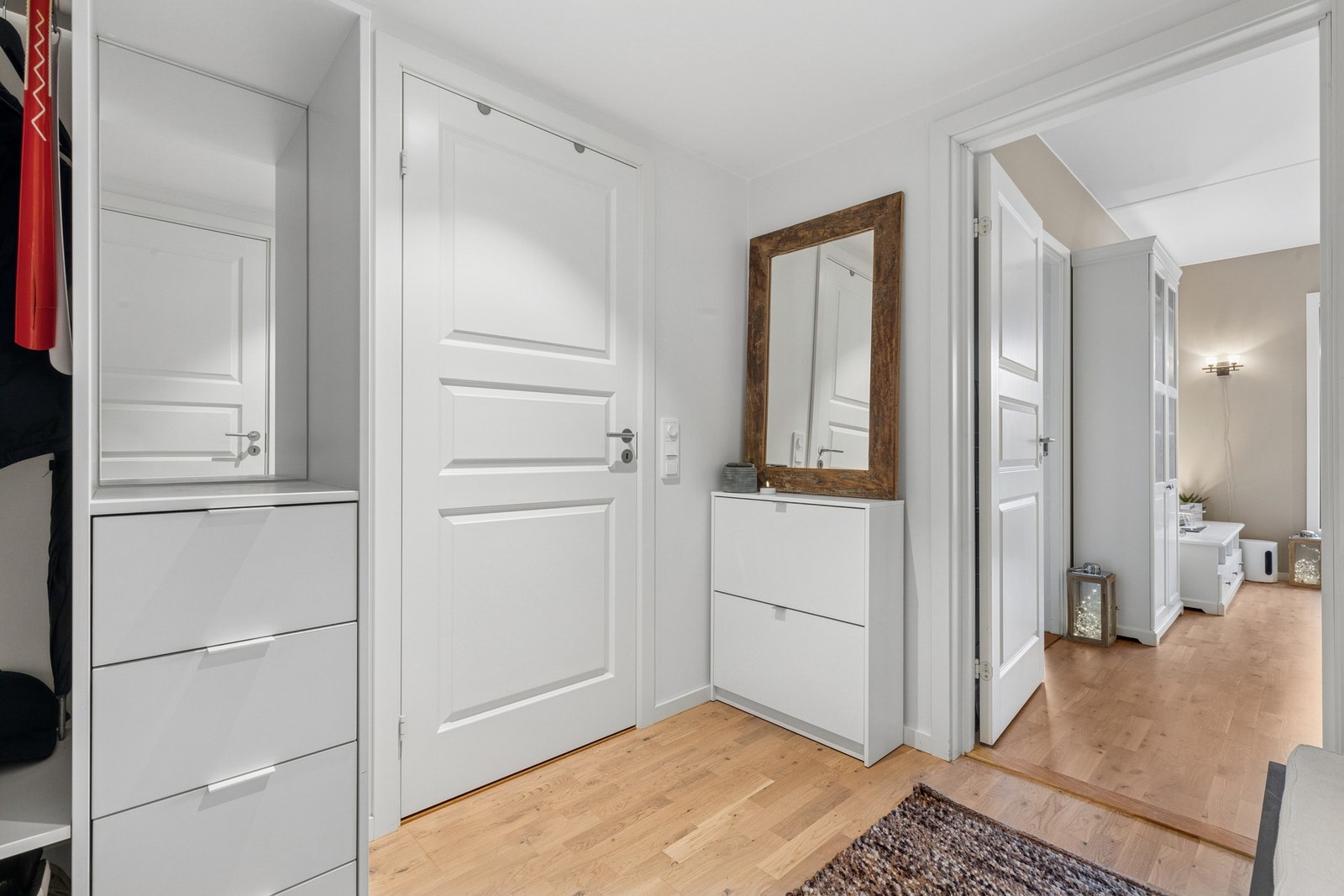 Også plass til garderobeløsning for praktisk oppbevaring, det varme parkettgulvet gir et godt førsteinntrykk. Galleribilde