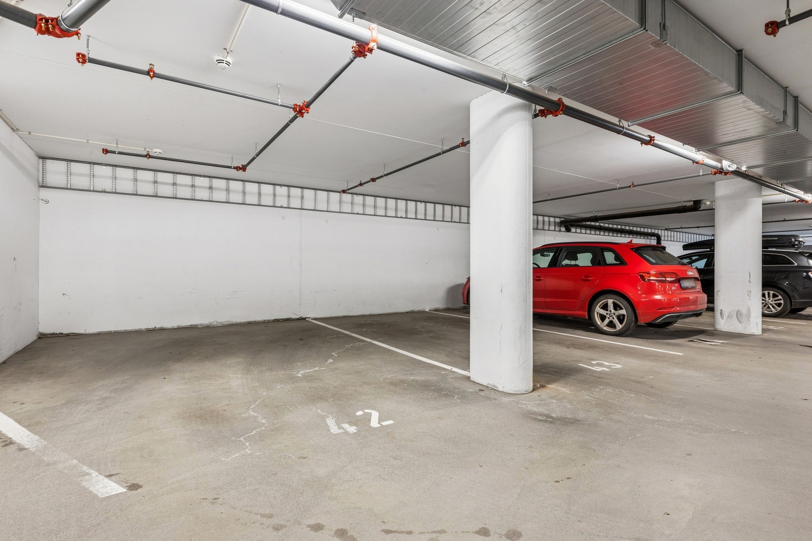 Det medfølger parkering i felles garasjekjeller. Det er i tillegg godt med parkering for gjester. Galleribilde