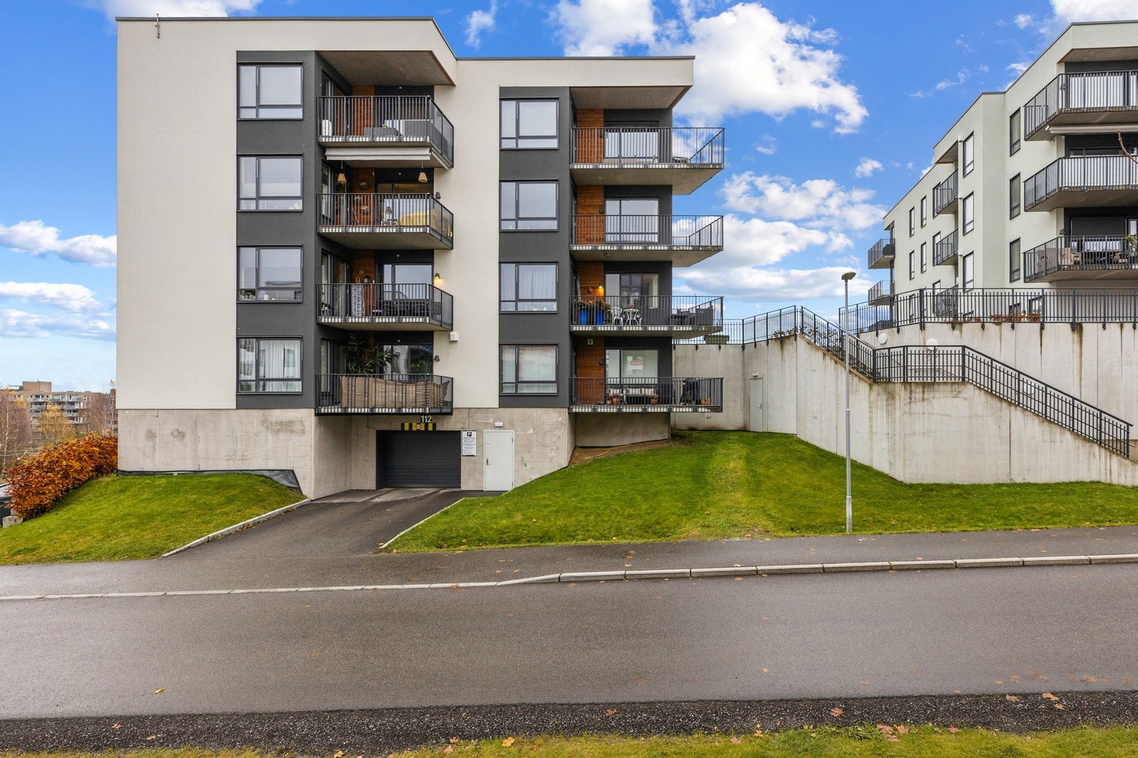 Området er kjent for sitt trygge og familievennlige bomiljø med lite gjennomgangstrafikk og kort vei til det man trenger i hverdagen. Galleribilde