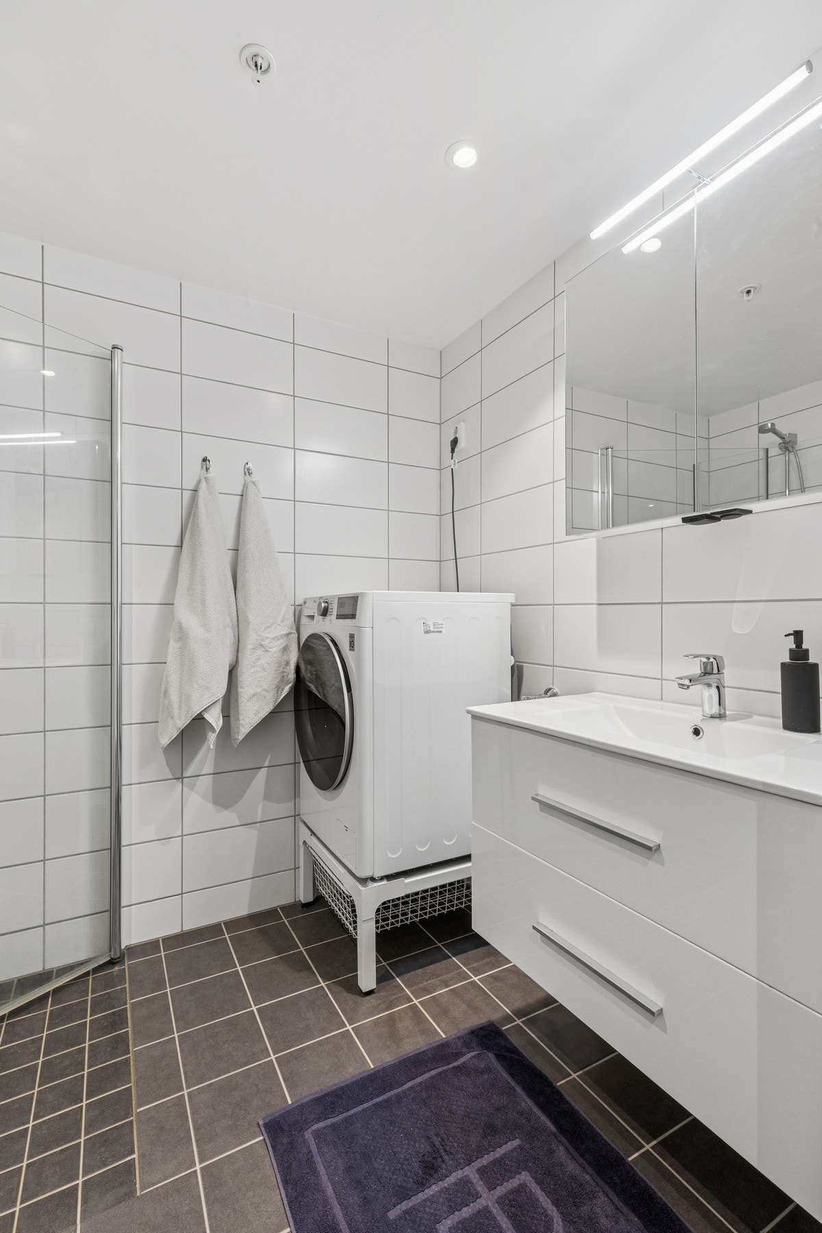 Stilrent og pent flislagt bad med moderne innredning. Galleribilde