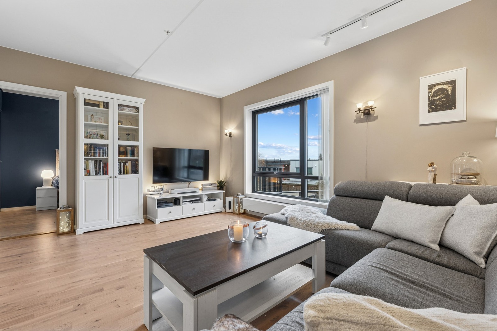 Her er det god plass til både sofagruppe og spisebord. Galleribilde