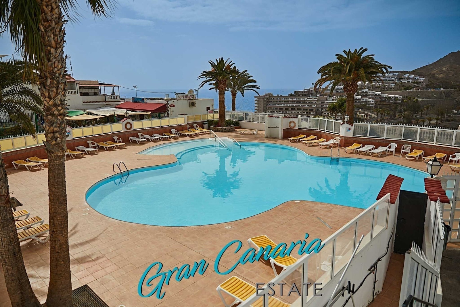 Ved siden av bassenget er det butikk og uterestaurant Galleribilde