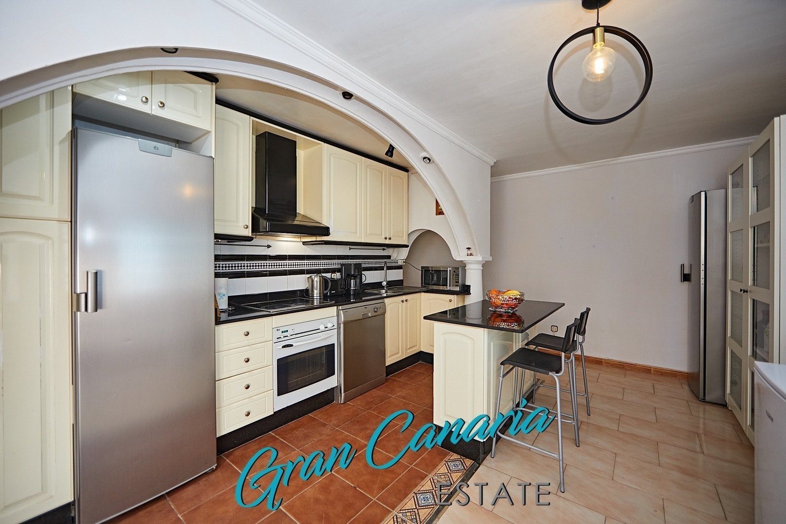 Nye hvitevarer - Stort kjøleskap, et mindre fryseskap, oppvaskmaskin Galleribilde